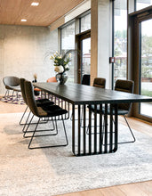 Esstisch mit offenem Stahl- Wangengestell