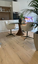 Stuhl mit Armlehnen und Lederbezug