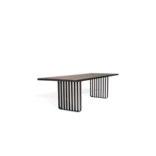 Esstisch mit offenem Stahl- Wangengestell