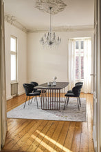 Esstisch mit offenem Stahl- Wangengestell