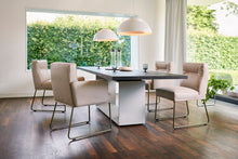 Esstisch mit Betonfuß