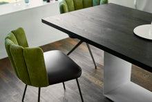 Esstisch mit Betonfuß