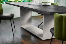 Esstisch mit Betonfuß